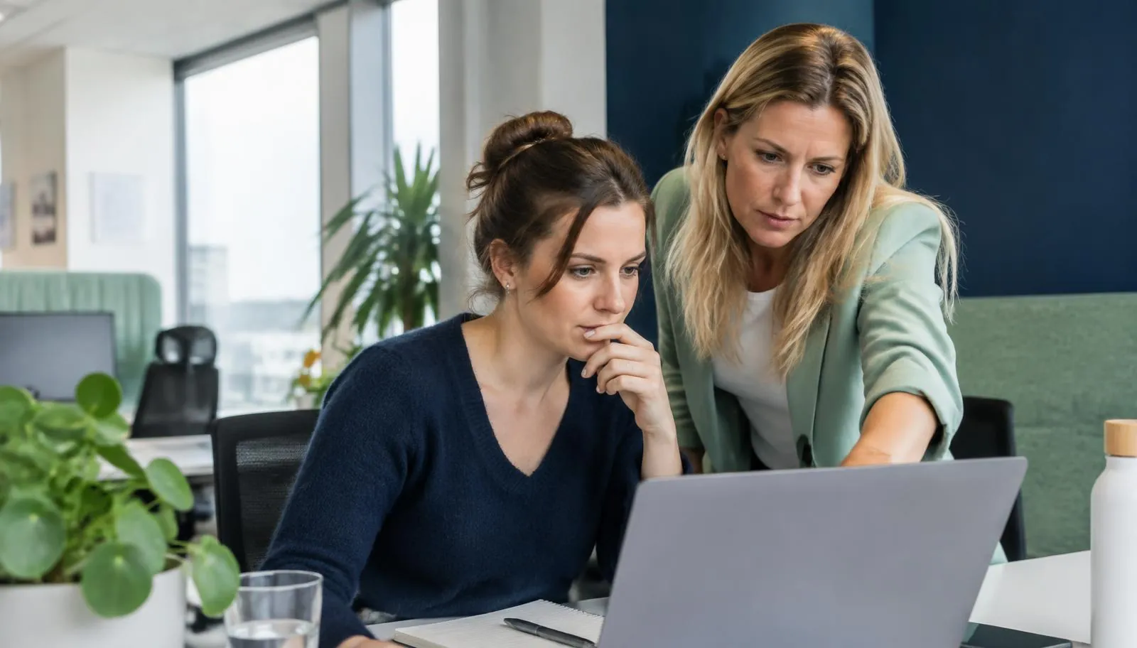 Medewerkers beoordelen samen de output van een AI-tool tijdens een praktische oefening