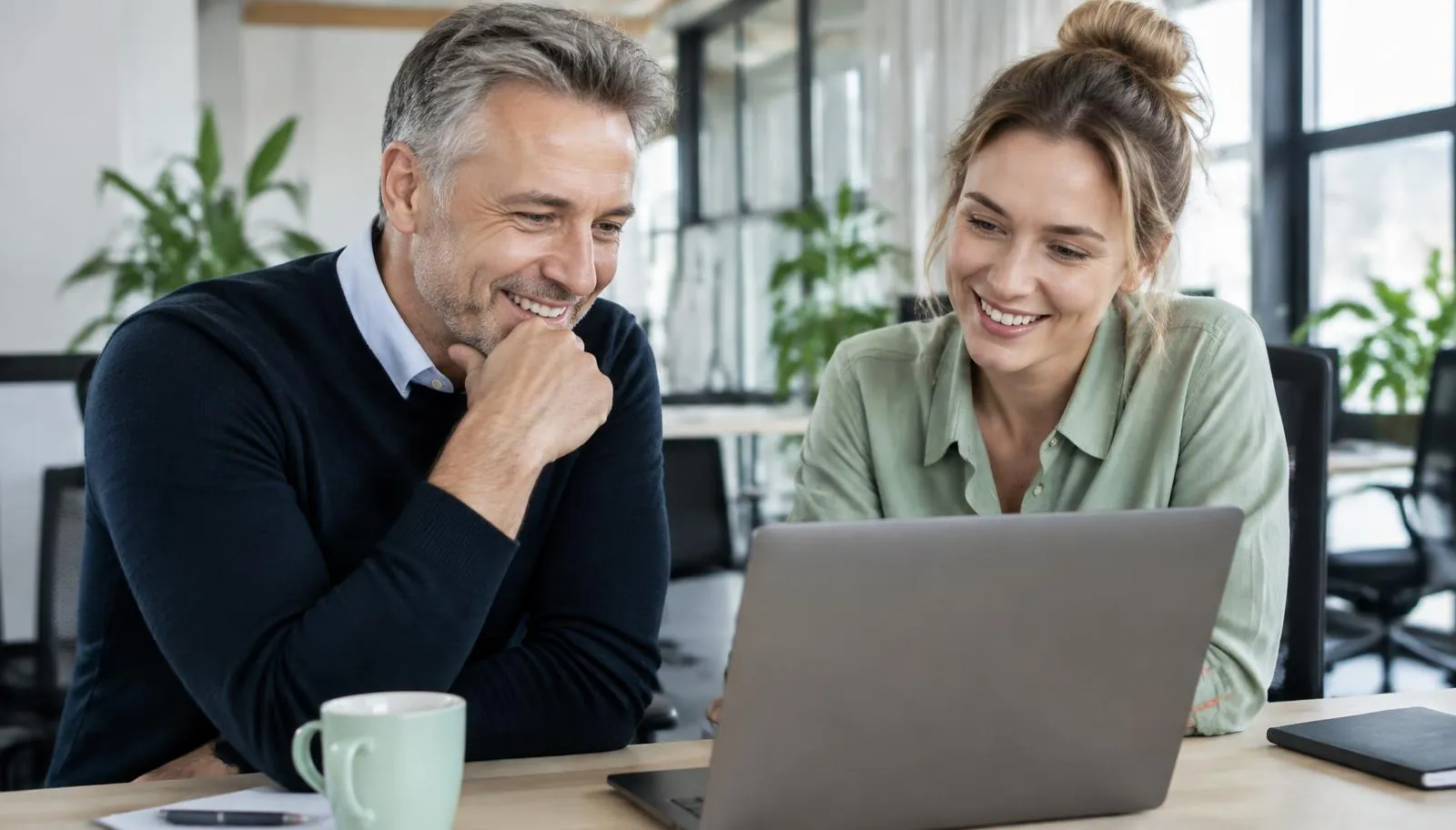 Medewerker oefent samen met een collega stap voor stap met ChatGPT